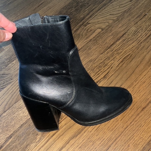 Steve Madden black bootie. I’ve only worn them twice. They are a size 5.5. - Picture 4 of 4